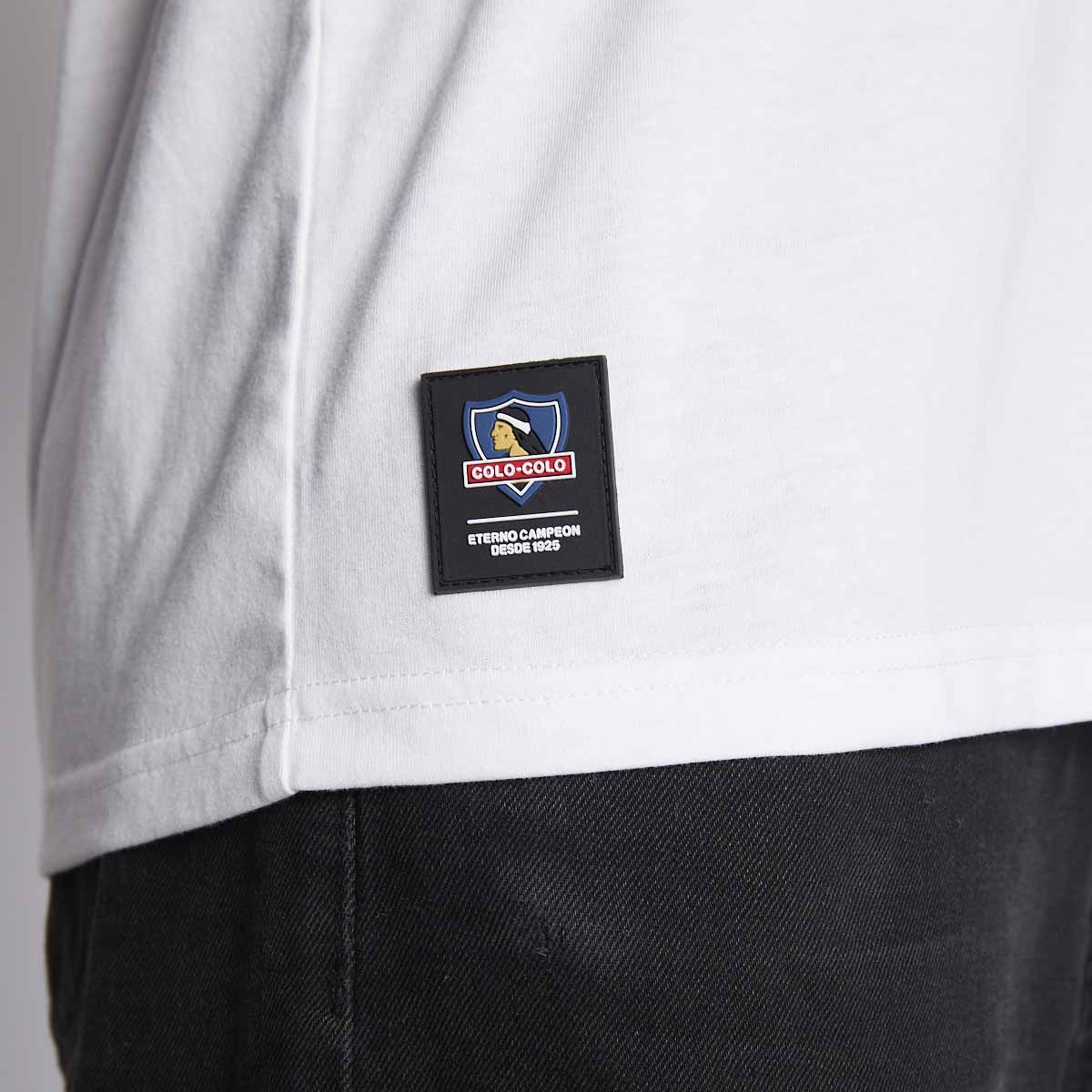 Polera Colo Colo Urbano Hombre Blanco Escudo