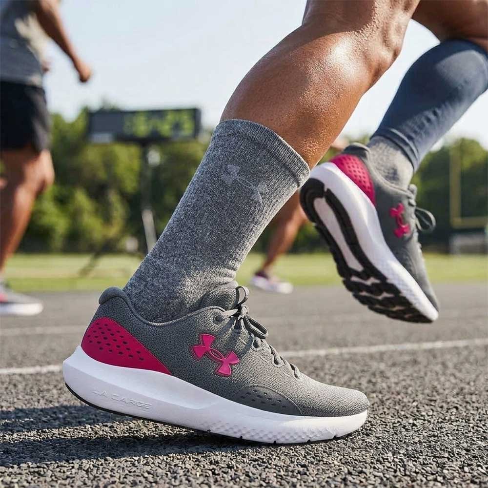 Zapatilla Running Hombre UA Surge 4 Gris Rojo